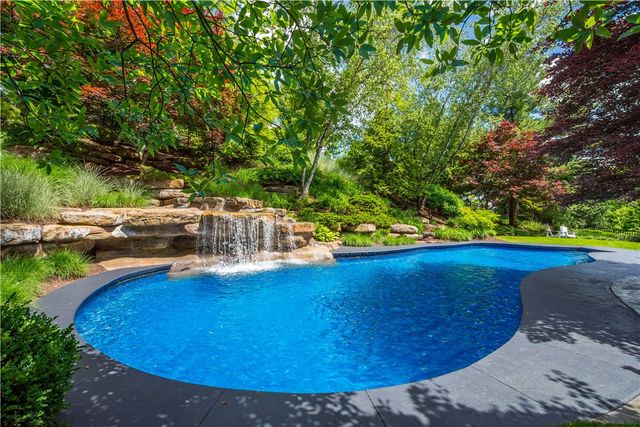 128 Mount Blaine Dr, Peters Twp, PA 15317