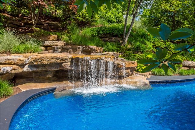 128 Mount Blaine Dr, Peters Twp, PA 15317