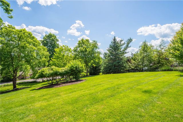 128 Mount Blaine Dr, Peters Twp, PA 15317