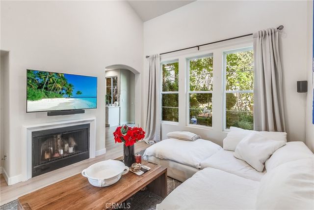 23301 Montecito, Valencia, CA 91354