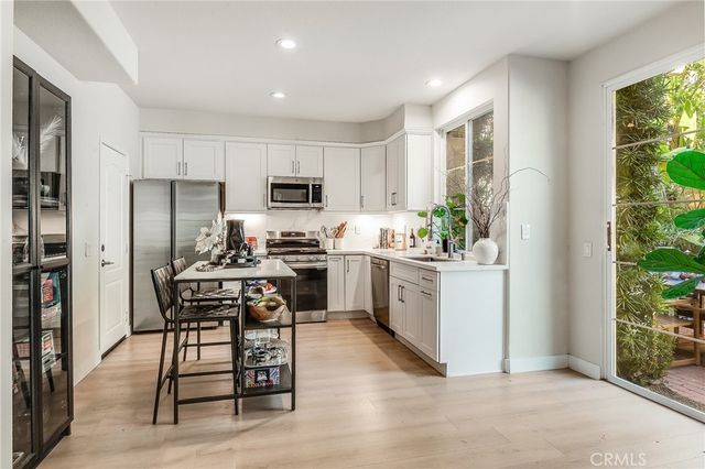 23301 Montecito, Valencia, CA 91354