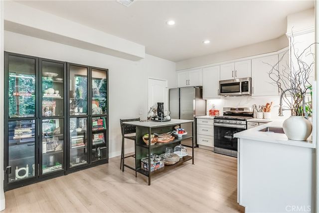 23301 Montecito, Valencia, CA 91354