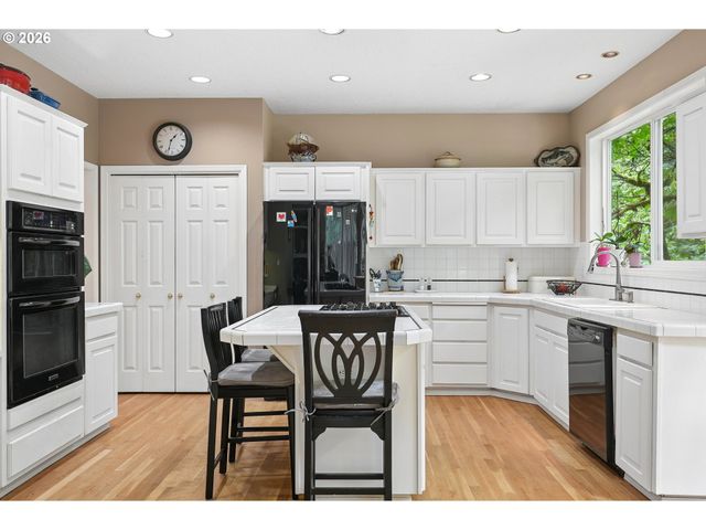 3322 Sw EVERGREEN Ter, Portland, OR 97205