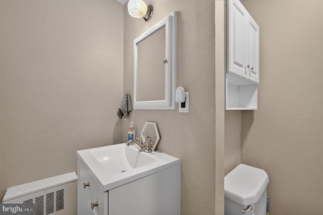 884 WOODLAWN AVE, Phoenixville, PA 19460