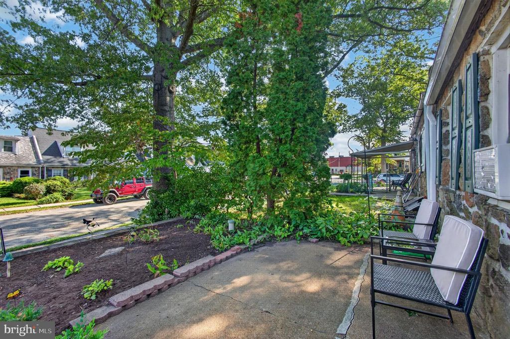 884 WOODLAWN AVE, PHOENIXVILLE, PA 19460 — photo 3