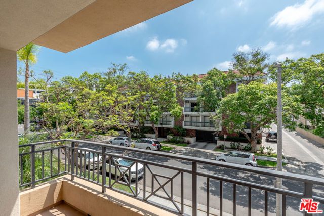325 Arnaz Drive 201, Los Angeles, CA 90048