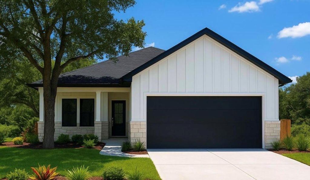 1061 N Navarro ST, Giddings, TX 78942