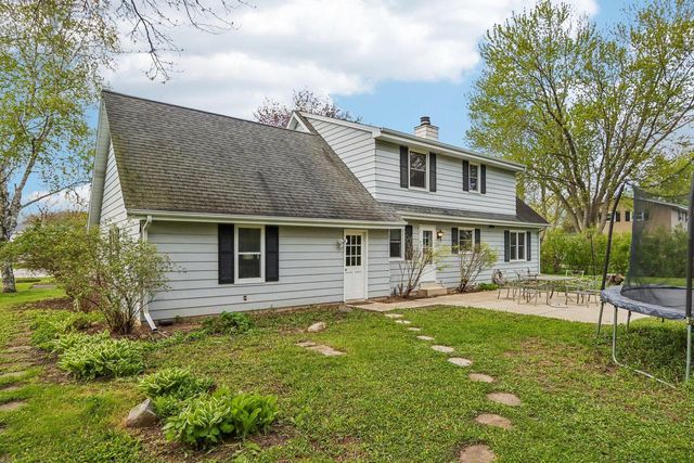 S76W23210 Woodland COURT, Big Bend, WI 53103