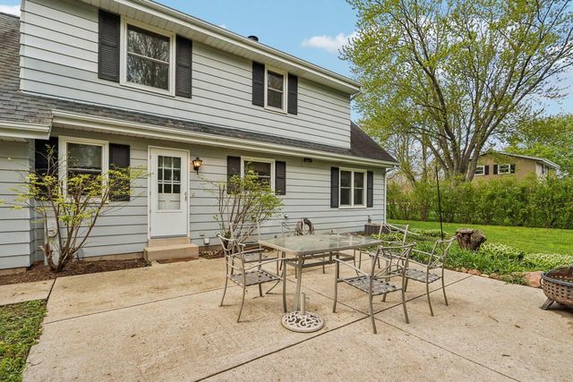 S76W23210 Woodland COURT, Big Bend, WI 53103