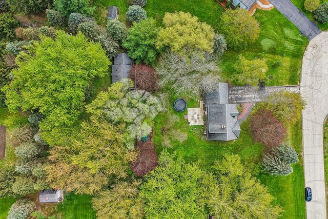 S76W23210 Woodland COURT, Big Bend, WI 53103