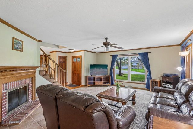 S76W23210 Woodland COURT, Big Bend, WI 53103