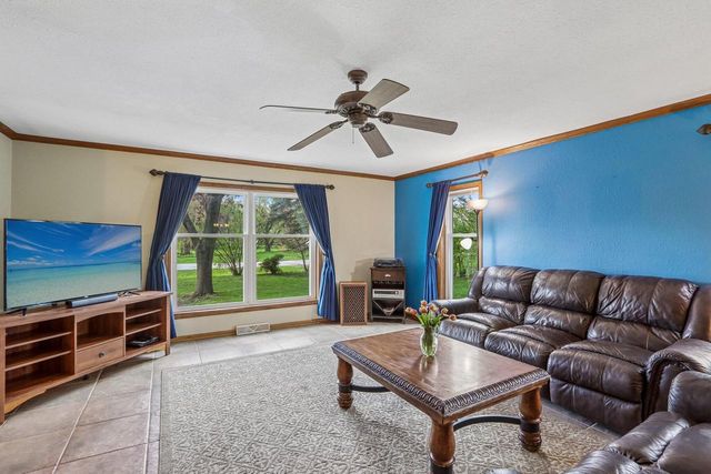 S76W23210 Woodland COURT, Big Bend, WI 53103