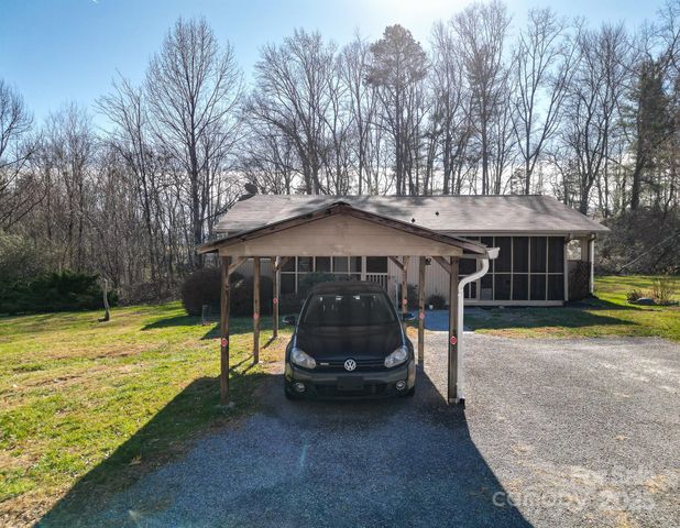 125 Freedom Road, Hendersonville, NC 28792