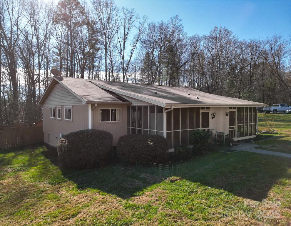 125 Freedom Road, Hendersonville, NC 28792