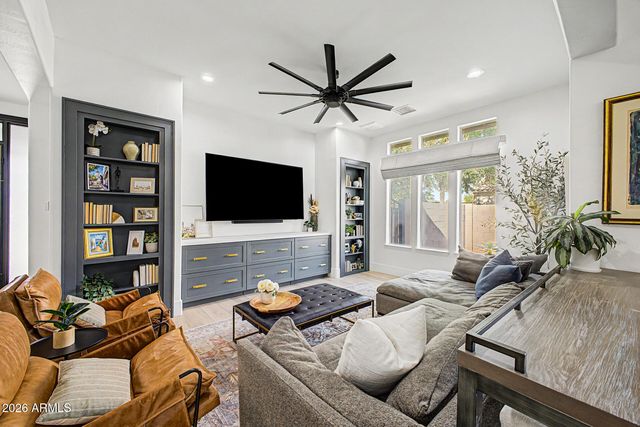 2855 E WARBLER Road, Gilbert, AZ 85297