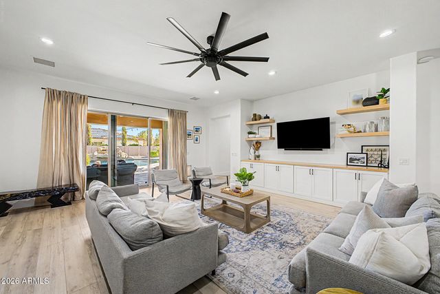 2855 E WARBLER Road, Gilbert, AZ 85297