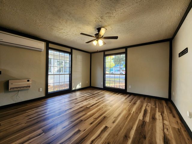 23 W Anderson Street, Aurora, MO 65605