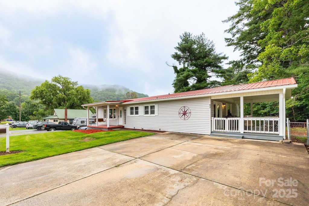 93 Valley View Circle, Waynesville, NC 28786