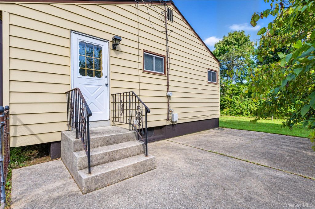 29 Walton Street, Brentwood, NY 11717 — photo 3