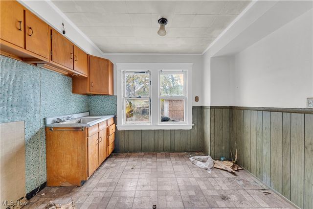 16110 Huntmere Avenue, Cleveland, OH 44110