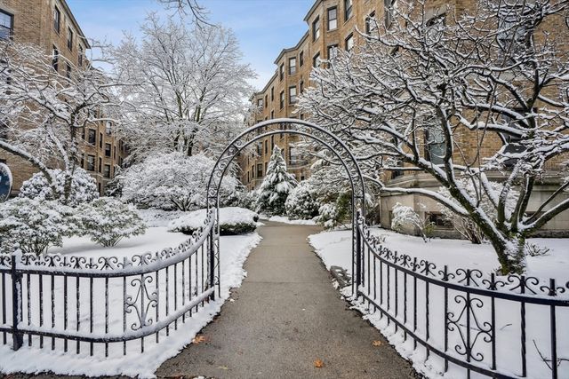 116 Riverway 18, Boston, MA 02215