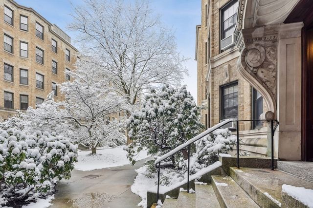 116 Riverway 18, Boston, MA 02215