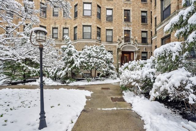 116 Riverway 18, Boston, MA 02215