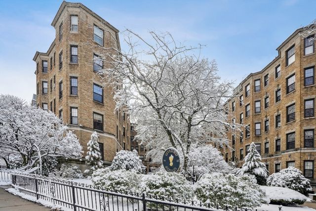 116 Riverway 18, Boston, MA 02215