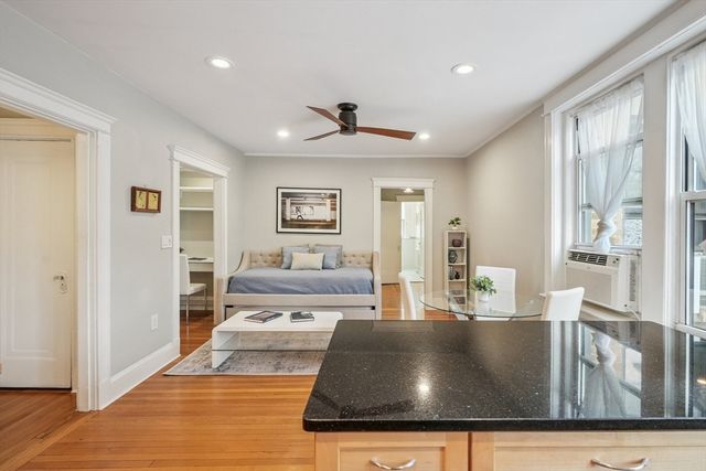 116 Riverway 18, Boston, MA 02215