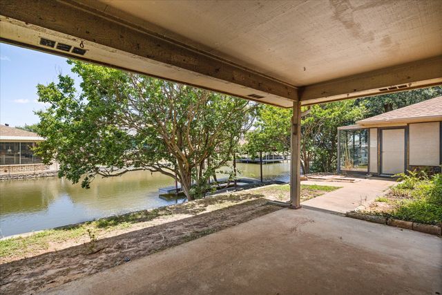 706 Tahiti Drive, Granbury, TX 76048