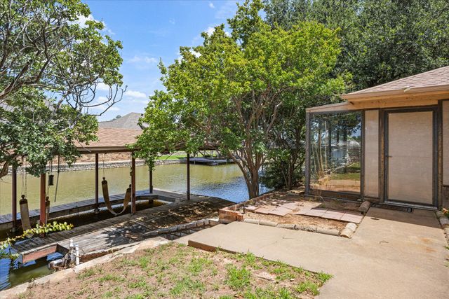 706 Tahiti Drive, Granbury, TX 76048