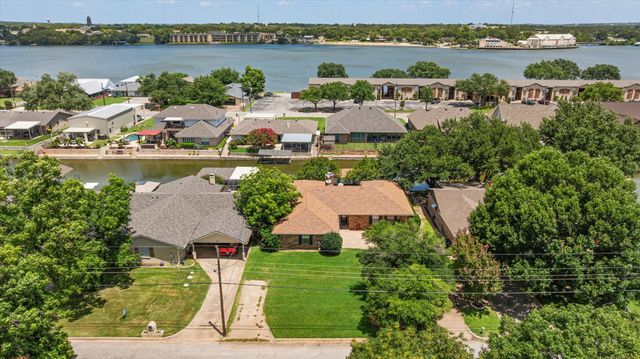 706 Tahiti Drive, Granbury, TX 76048