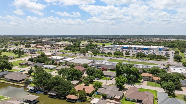 706 Tahiti Drive, Granbury, TX 76048