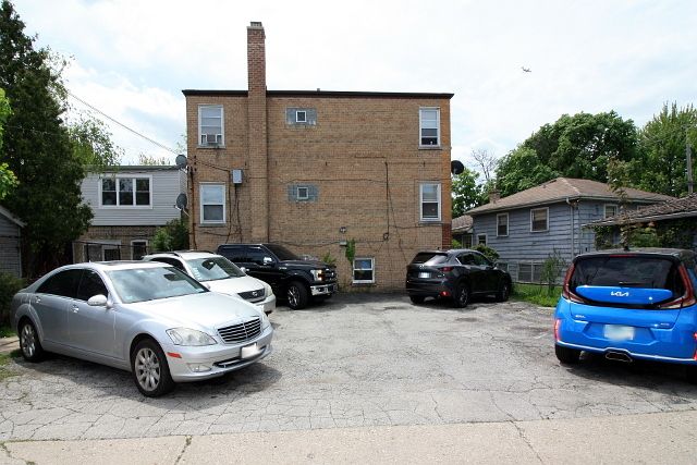 5824 W Higgins Avenue 2N, Chicago, IL 60630