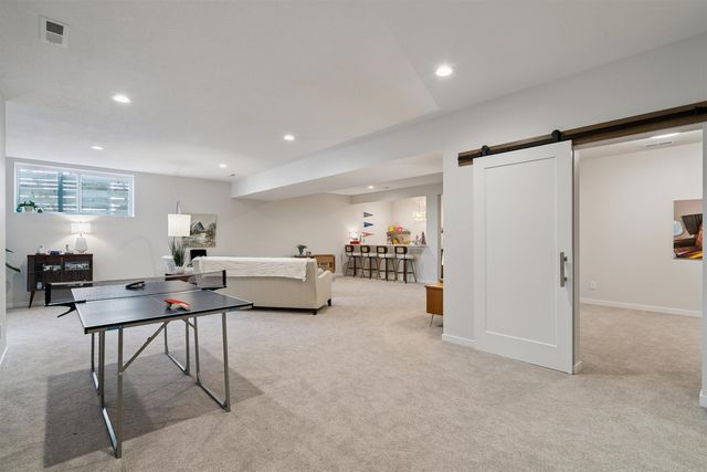 2709 Arbor Ridge Road, Cedar Falls, IA 50613