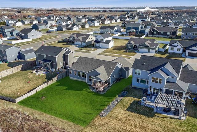 2709 Arbor Ridge Road, Cedar Falls, IA 50613