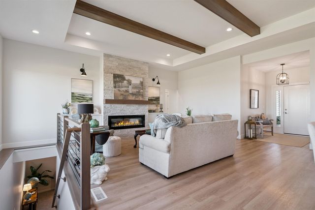 2709 Arbor Ridge Road, Cedar Falls, IA 50613