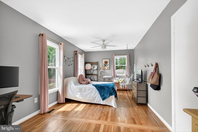 1834 SAINT ROMAN DR, Vienna, VA 22182