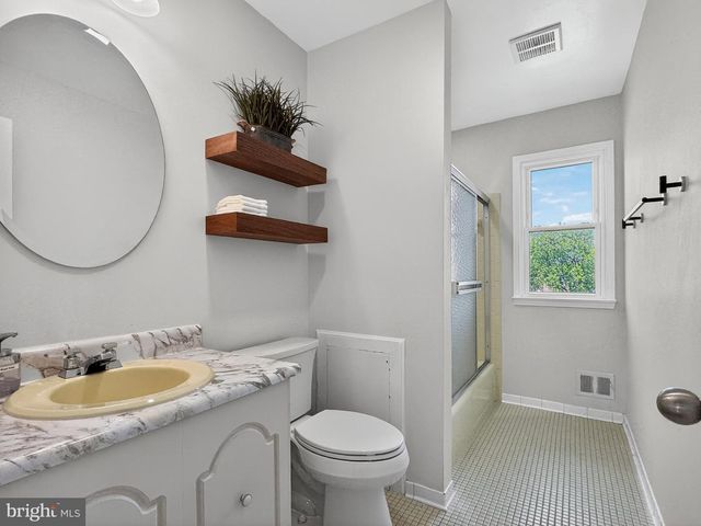 1834 SAINT ROMAN DR, Vienna, VA 22182