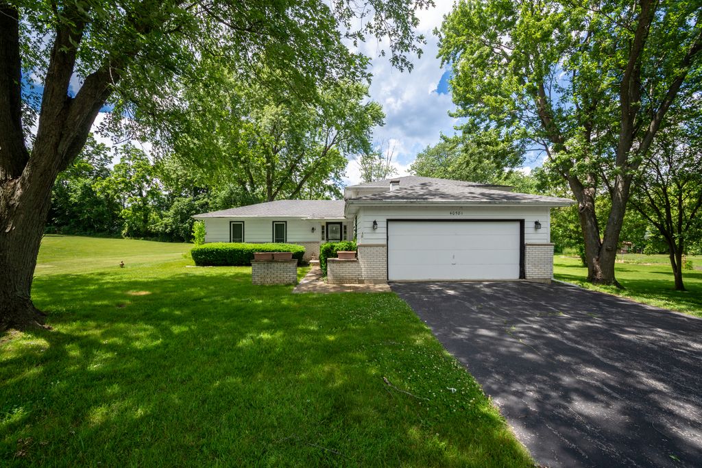 40581 N Sunset Drive, Antioch, IL 60002