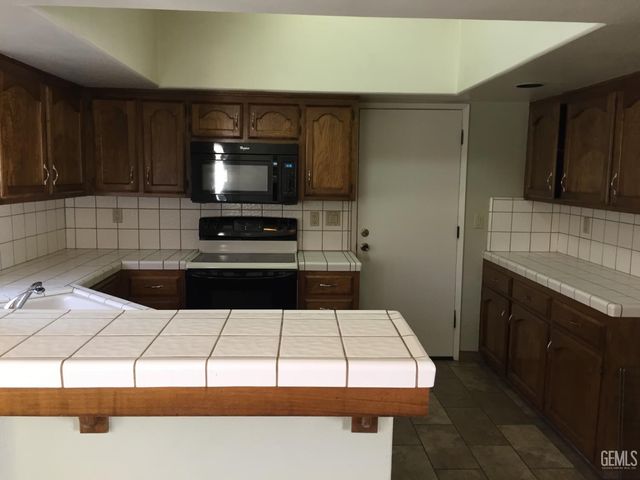 8013 Chaucer Street, Bakersfield, CA 93311