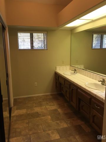 8013 Chaucer Street, Bakersfield, CA 93311