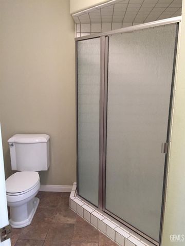 8013 Chaucer Street, Bakersfield, CA 93311