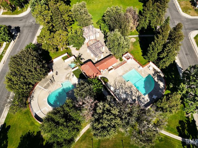 8013 Chaucer Street, Bakersfield, CA 93311