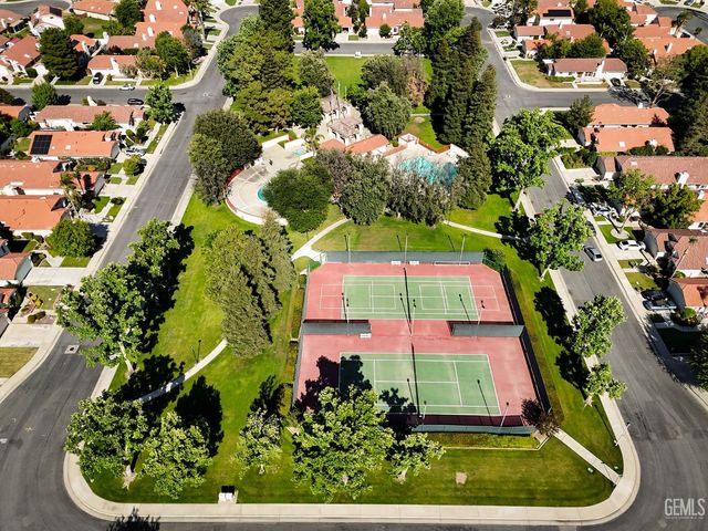 8013 Chaucer Street, Bakersfield, CA 93311