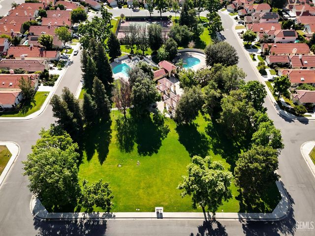 8013 Chaucer Street, Bakersfield, CA 93311