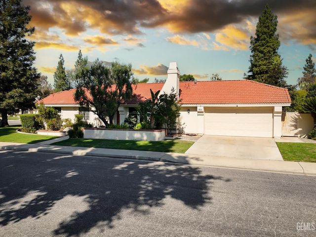 8013 Chaucer Street, Bakersfield, CA 93311