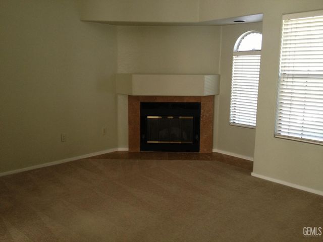 8013 Chaucer Street, Bakersfield, CA 93311