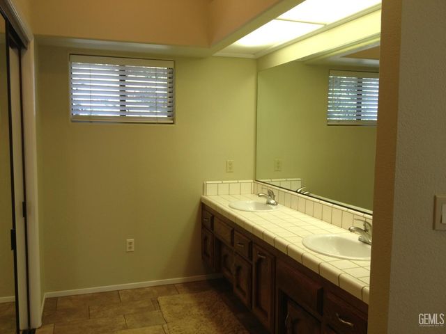 8013 Chaucer Street, Bakersfield, CA 93311