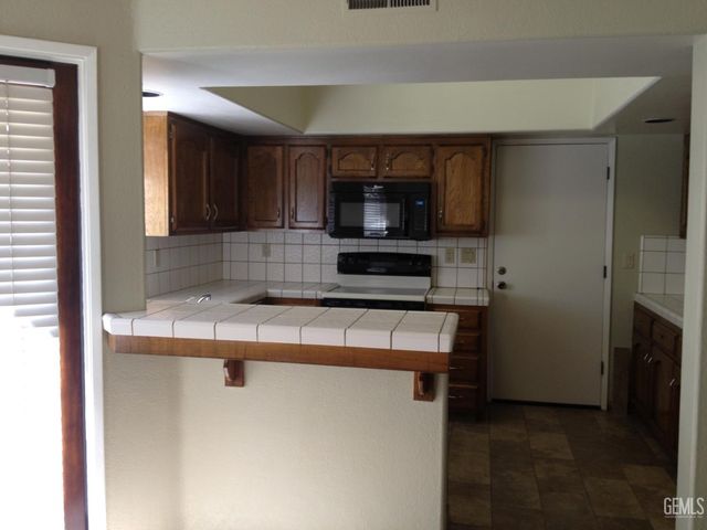 8013 Chaucer Street, Bakersfield, CA 93311